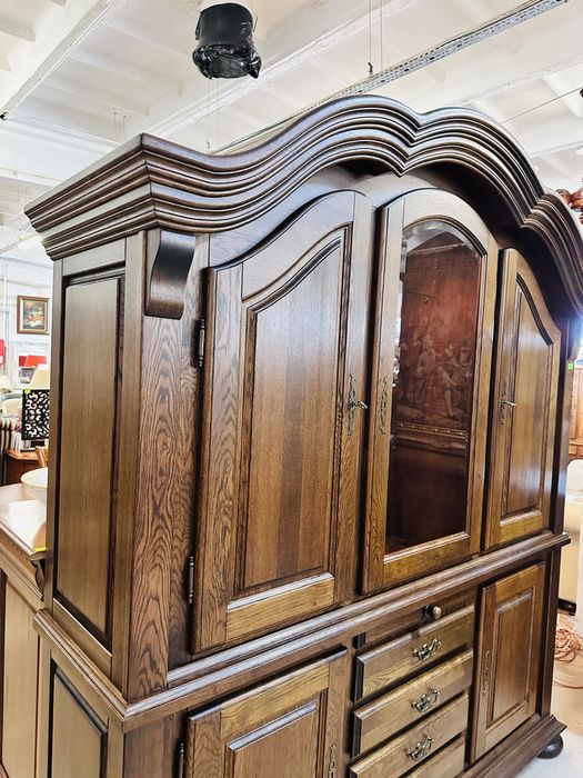 Bajkowy i stylowy kredens dębowy z podswietlanym barkiem :)