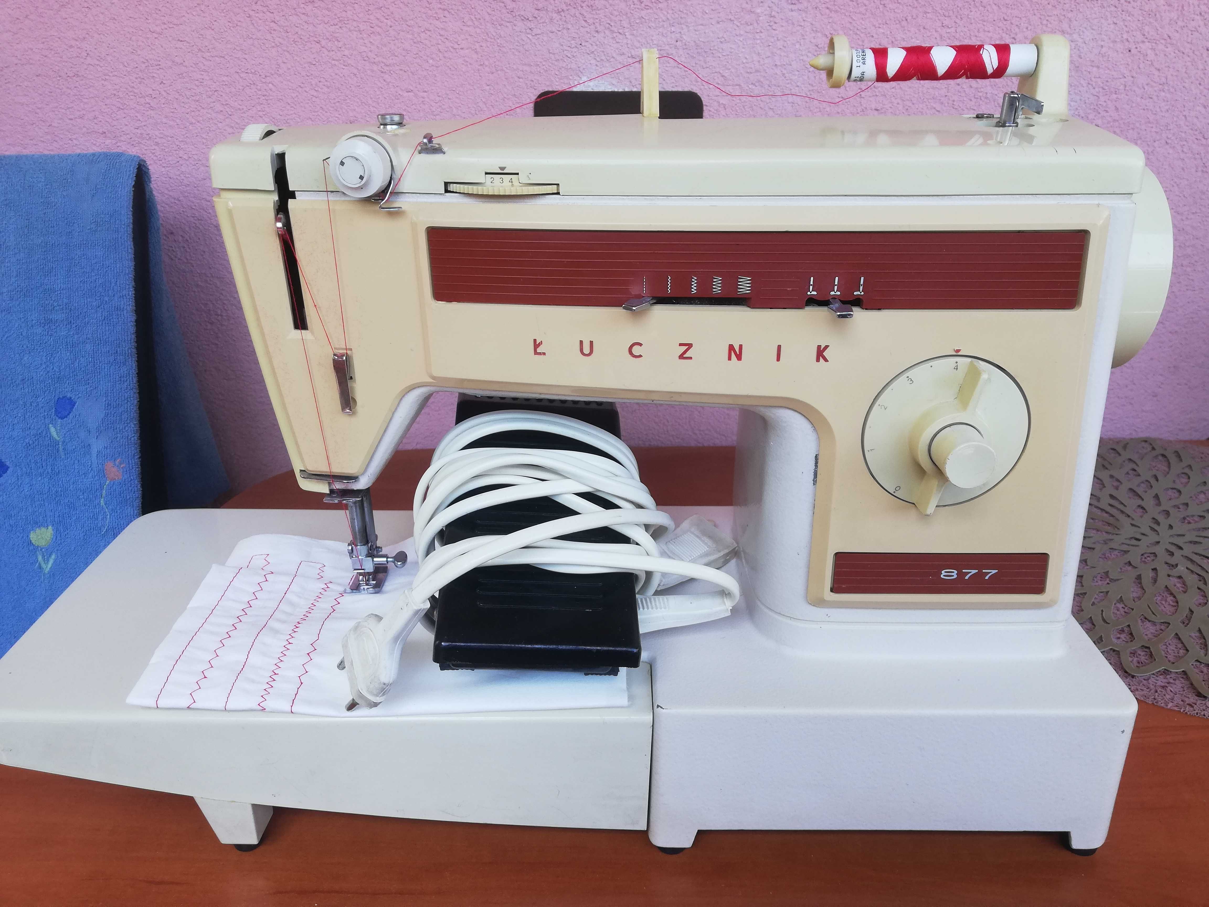 Sprzedam bardzo ładną maszynę do szycia Łucznik 877