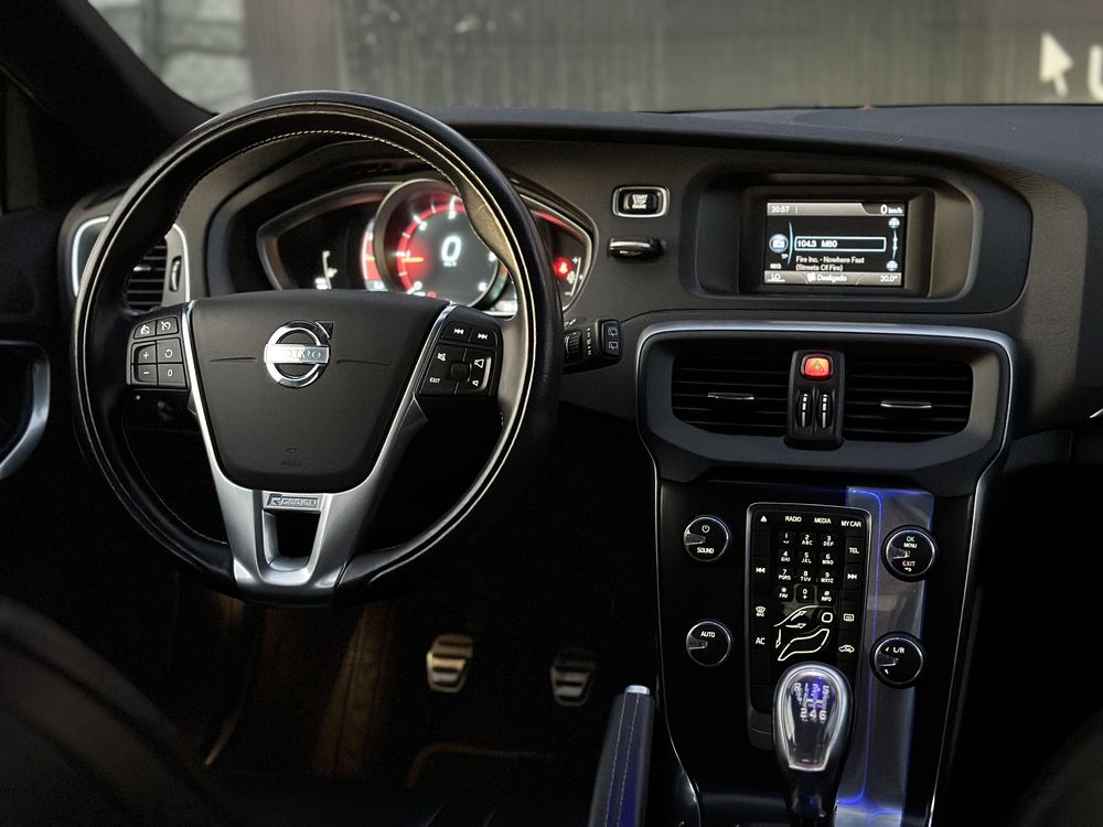 Volvo V40 1.6 D2 ‘ R-Design ‘  GARANTIA !
