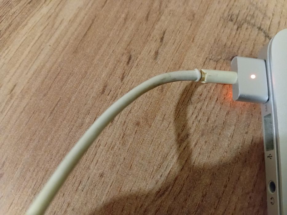 Макбук MacBook Air 2015рік(потребує заміни батареї)+встановлення macOS