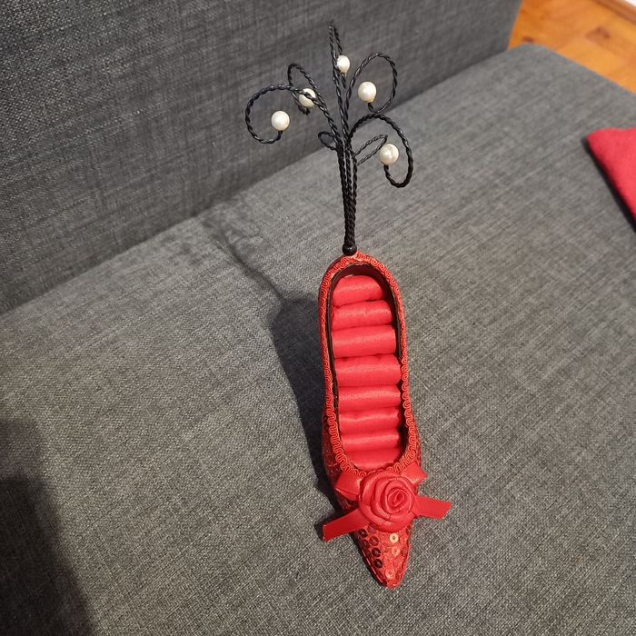 Stojak na biżuterię, wieża na biżuterię