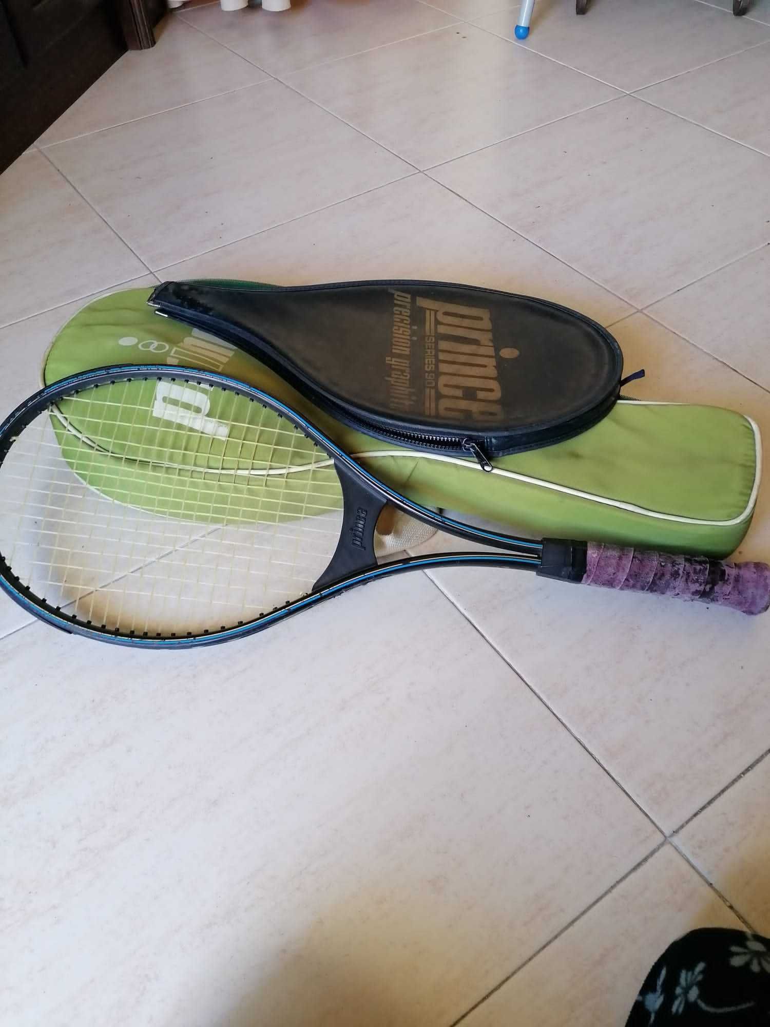 Raqutes de tenis e de badminton