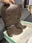 Botas castanhas de cano alto com salto