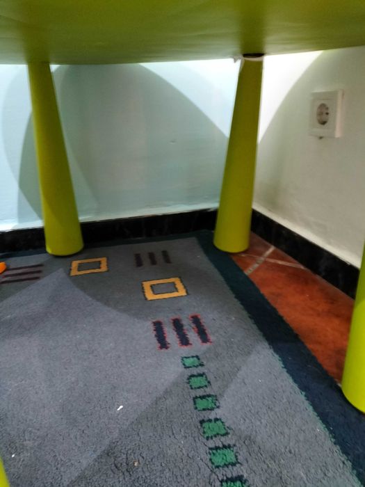 Mesa mammut com 4 bancos bebe e criança