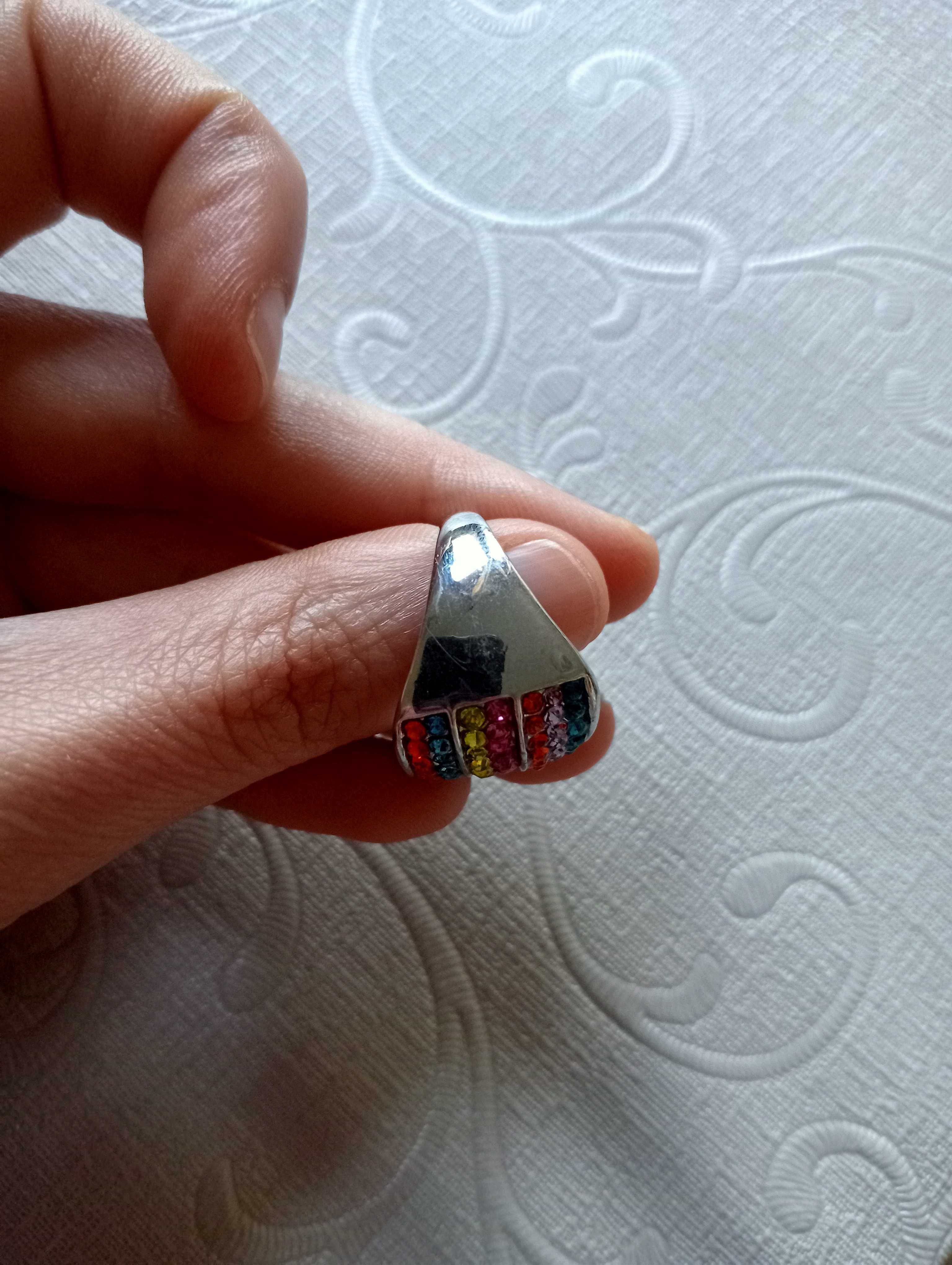 Anel com pedras coloridas