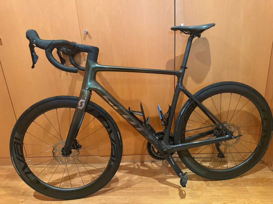 Scott Addict RC 30 M com rodas carbono Roval CL 50