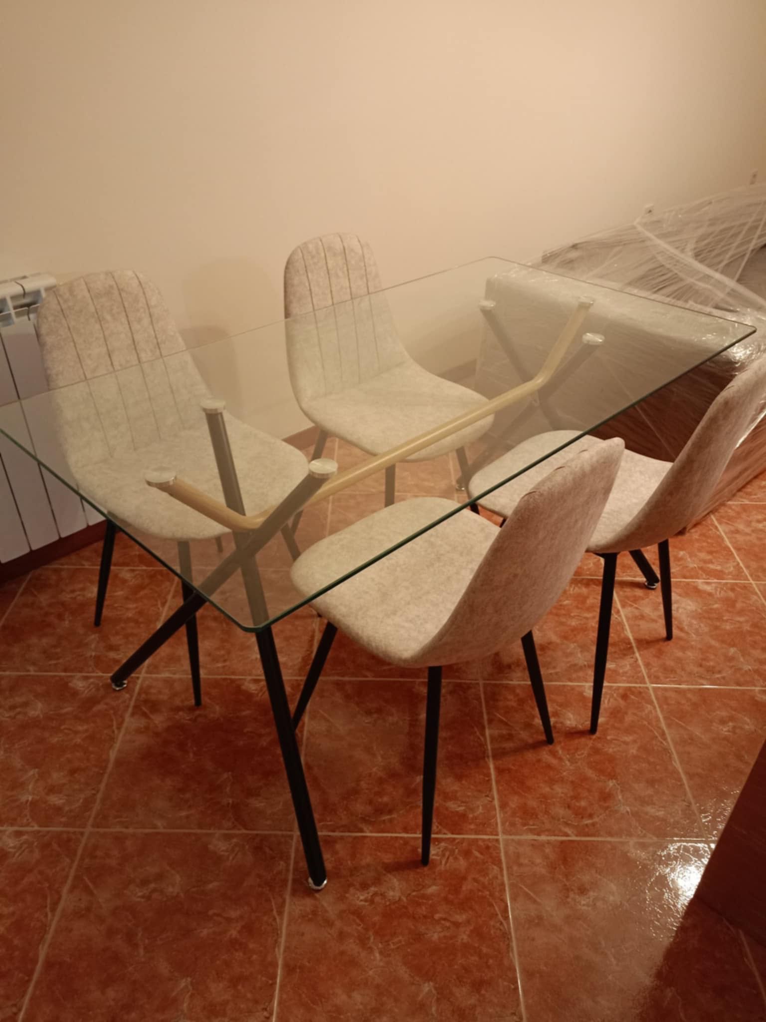Mesa em vidro e 4 cadeiras