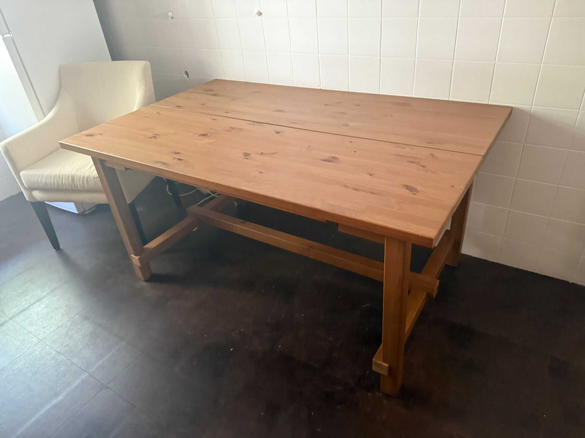 Mesa de jantar extensível em madeira maciça