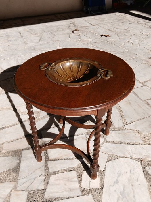 Mesa de Apoio Vintage em Madeira com Centro Metálico – Peça Decorativa