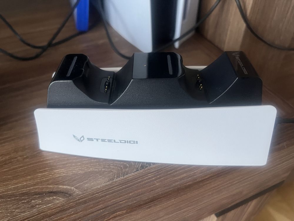 Konsola PS5 plus 2 padyi stacja ładująca