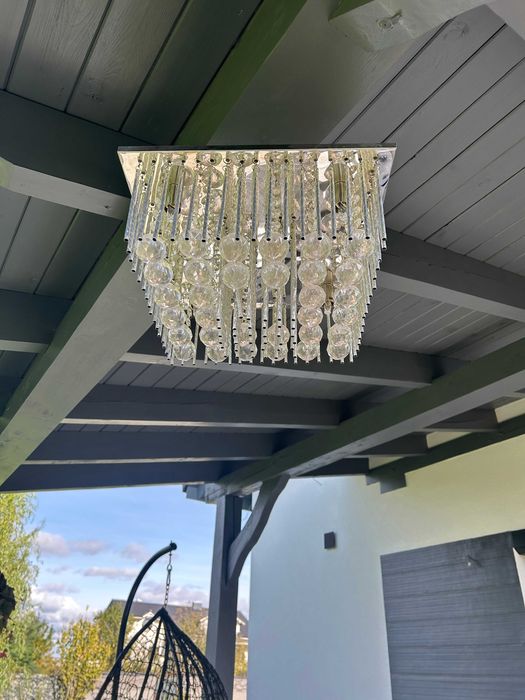 Lampa do salonu z kryształkami.