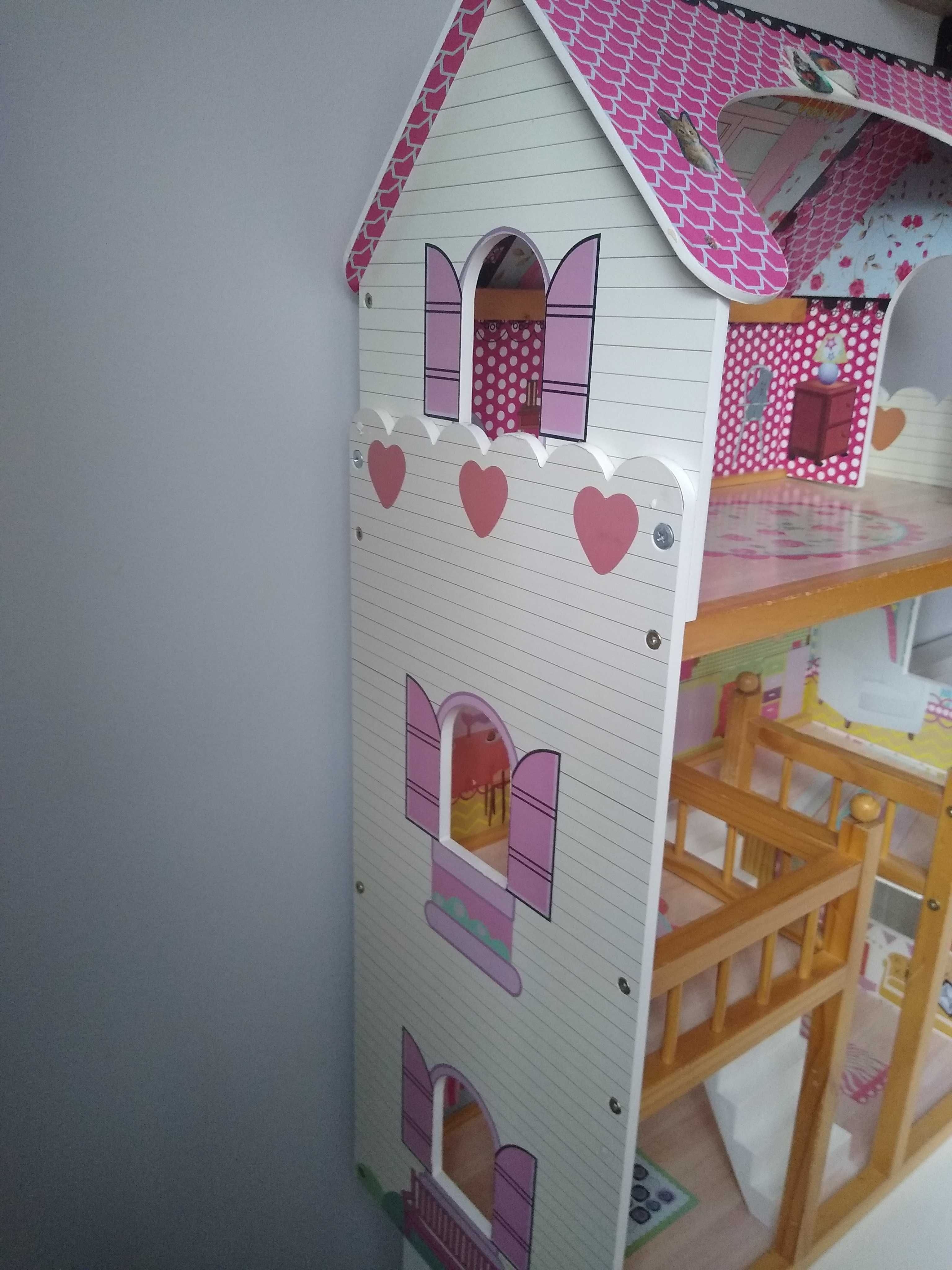 Drewniany duży domek z akcesoriami dla lalek
