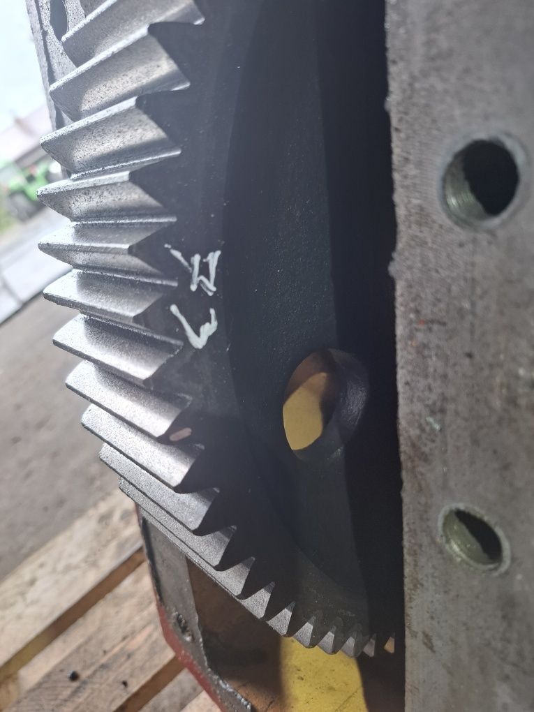 Zwolnica 2188 kombajn case 2388 piasta kola przód 73 zęby osadzenie 28