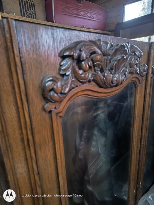 Stara drewniana szafa z biblioteczką