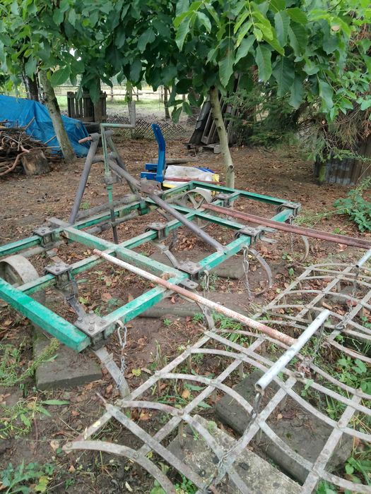 Kultywator z podwieszanymi bronami