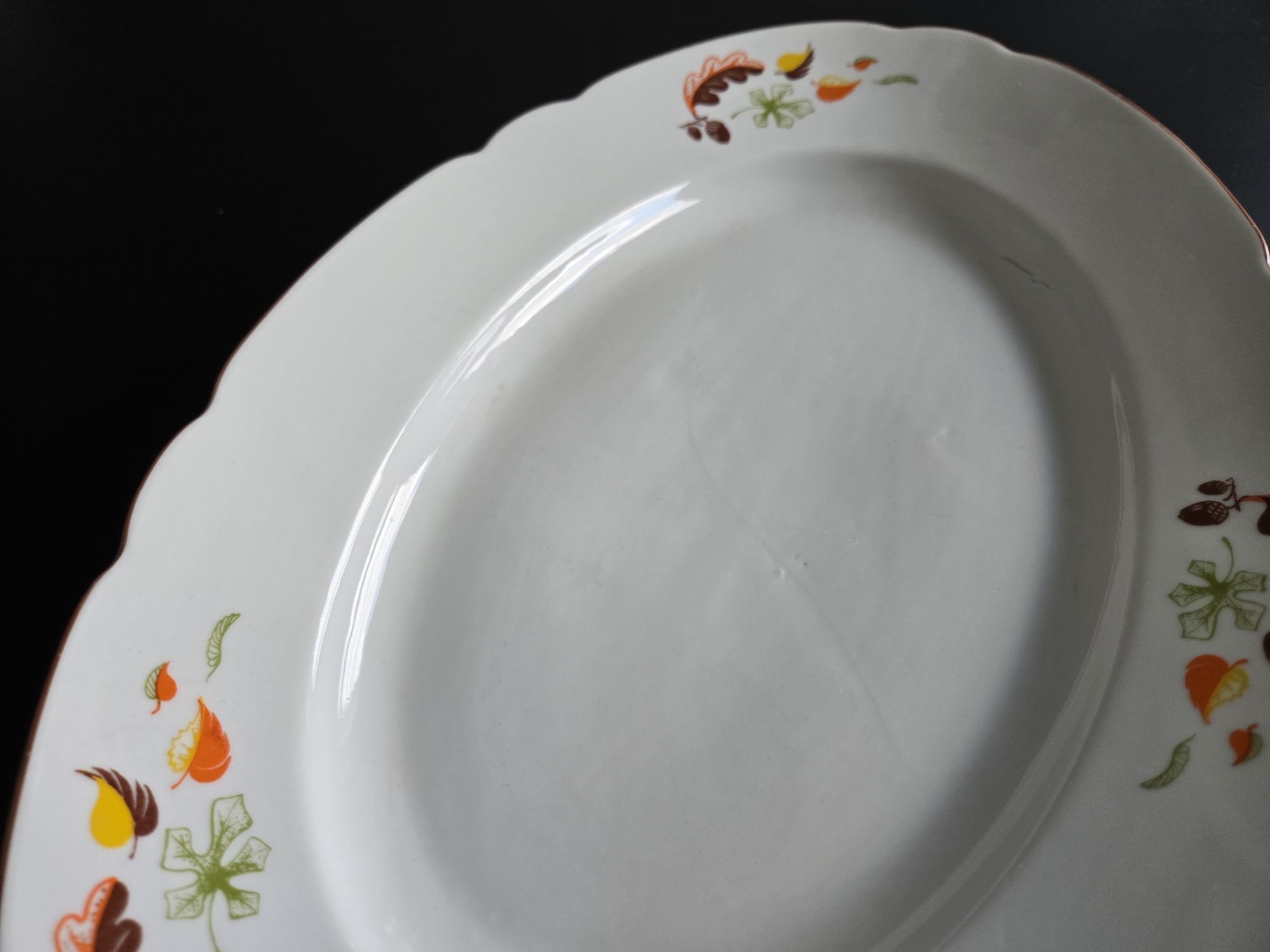 Półmisek z porcelany Ćmielów z motywem jesiennych liści.

Posiada prze