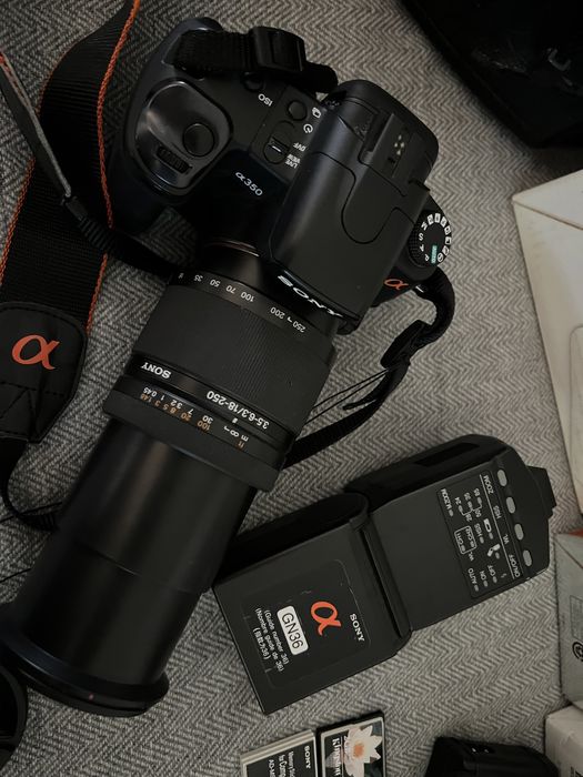 Máquina fotográfica DSRL Sony Alpha a350 Lente 18-250mm c/ extras