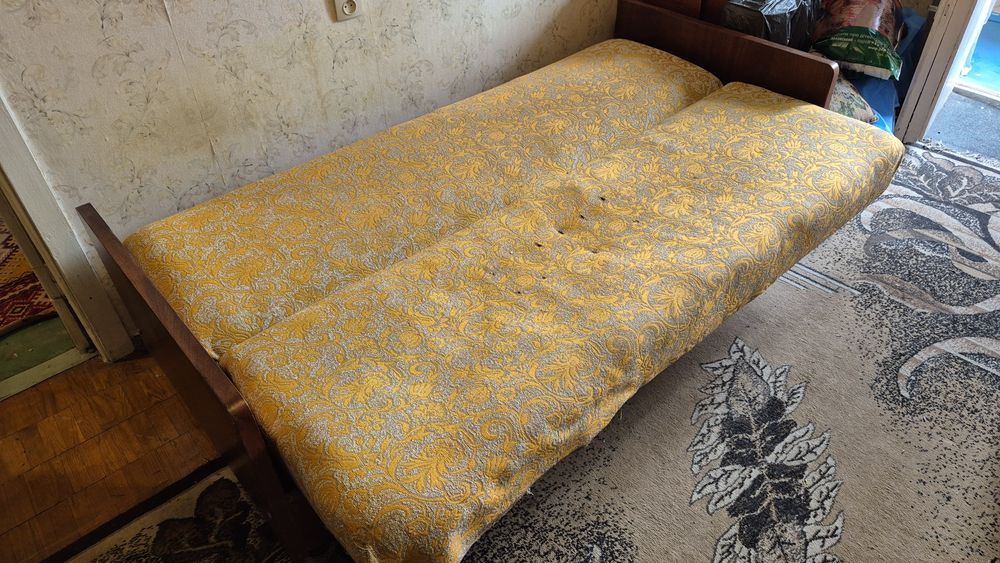 Диван книжка чистий, без запахів відам безкоштовно