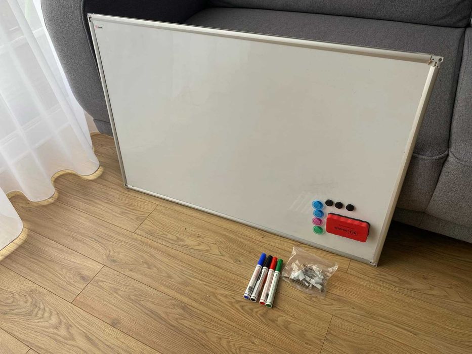 Tablica magnetyczna suchościerna biała z pisakami i magnesami 60x90