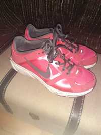 Sapatilhas  cor de rosa e cinza Nike