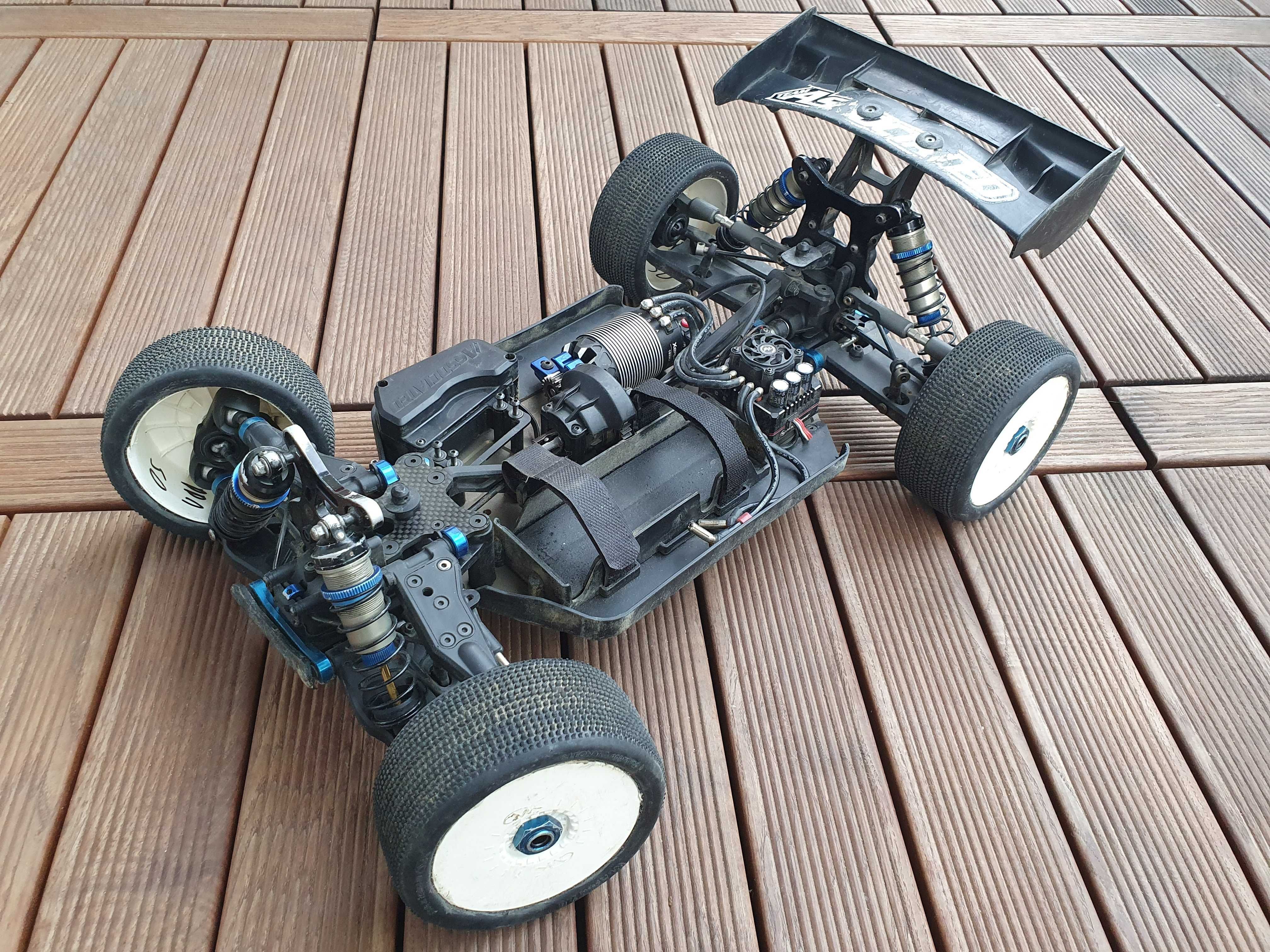 Model zawodniczy Team Associated RC8 B3.2e buggy 1/8 + combo XR8 Pro