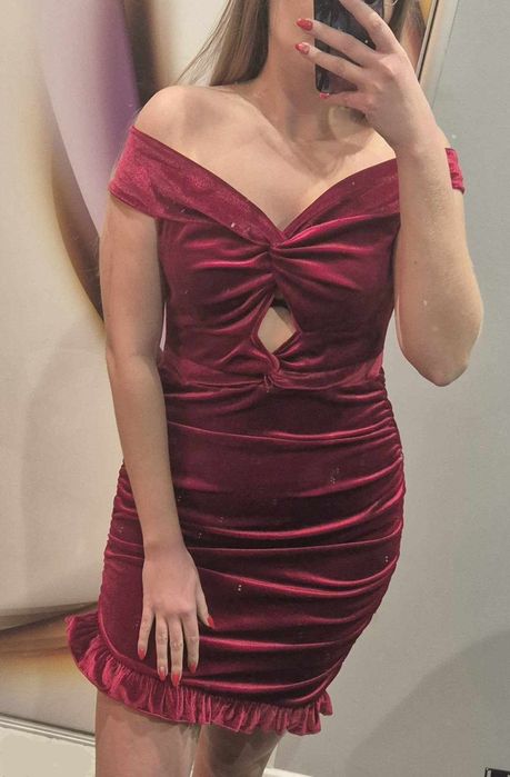 Śliczna czerwona welurowa sukienka z falbanką