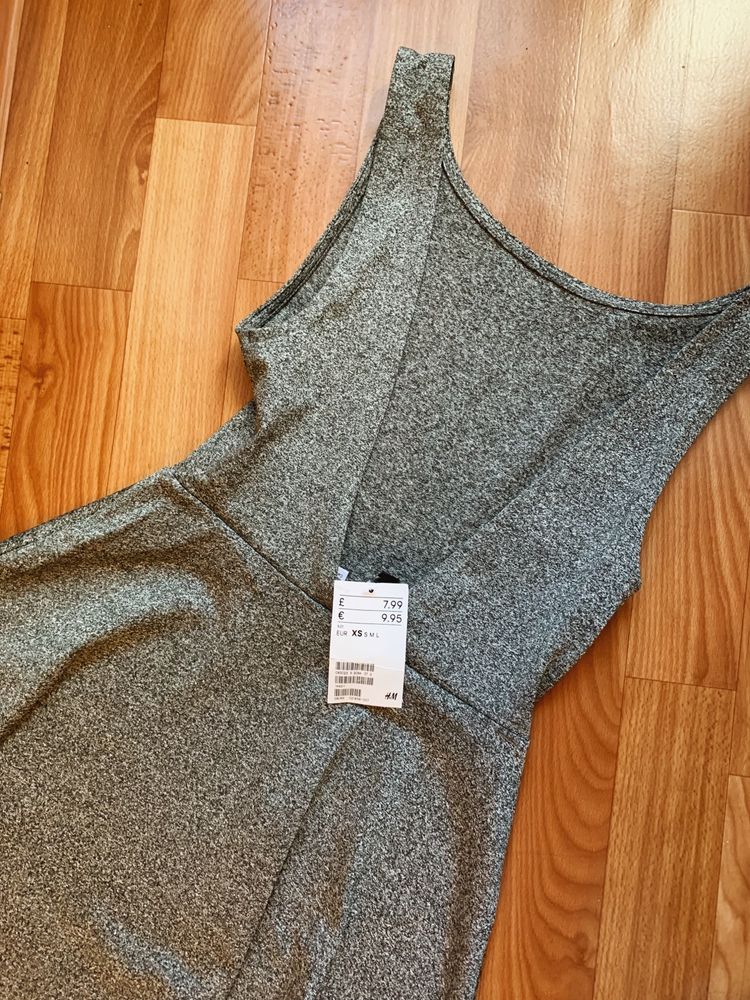 Нова сіра сукня з відкритою спинкою від H&M
