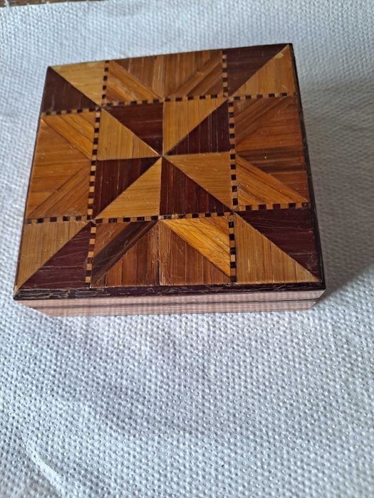 Stara drewniana kasetka, skrzyneczka pięknie rzeźbiona i zdobiona.