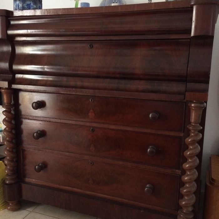 Cómoda antiga em perfeito estado.