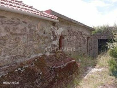 Moradia geminada em pedra granito p/ recuperar - Vila real