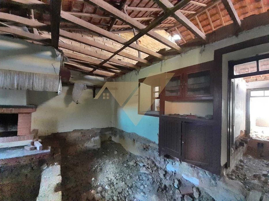 Moradia para restauro localizada em Casal do Bolho Cantanhede