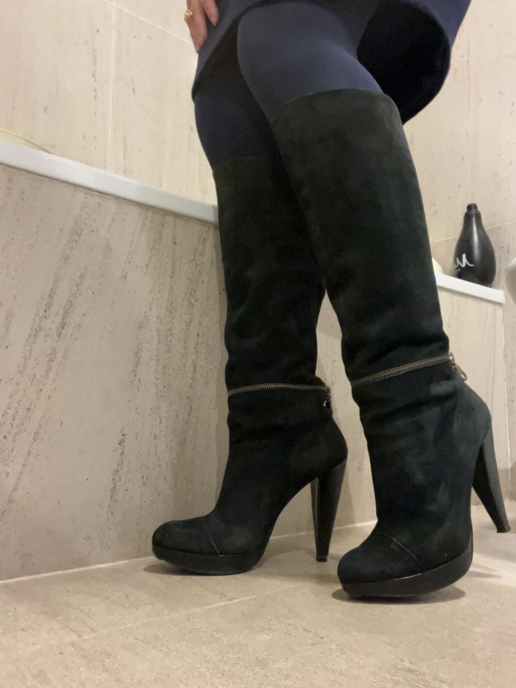 Botas em camurça preta de salto pelo joelho