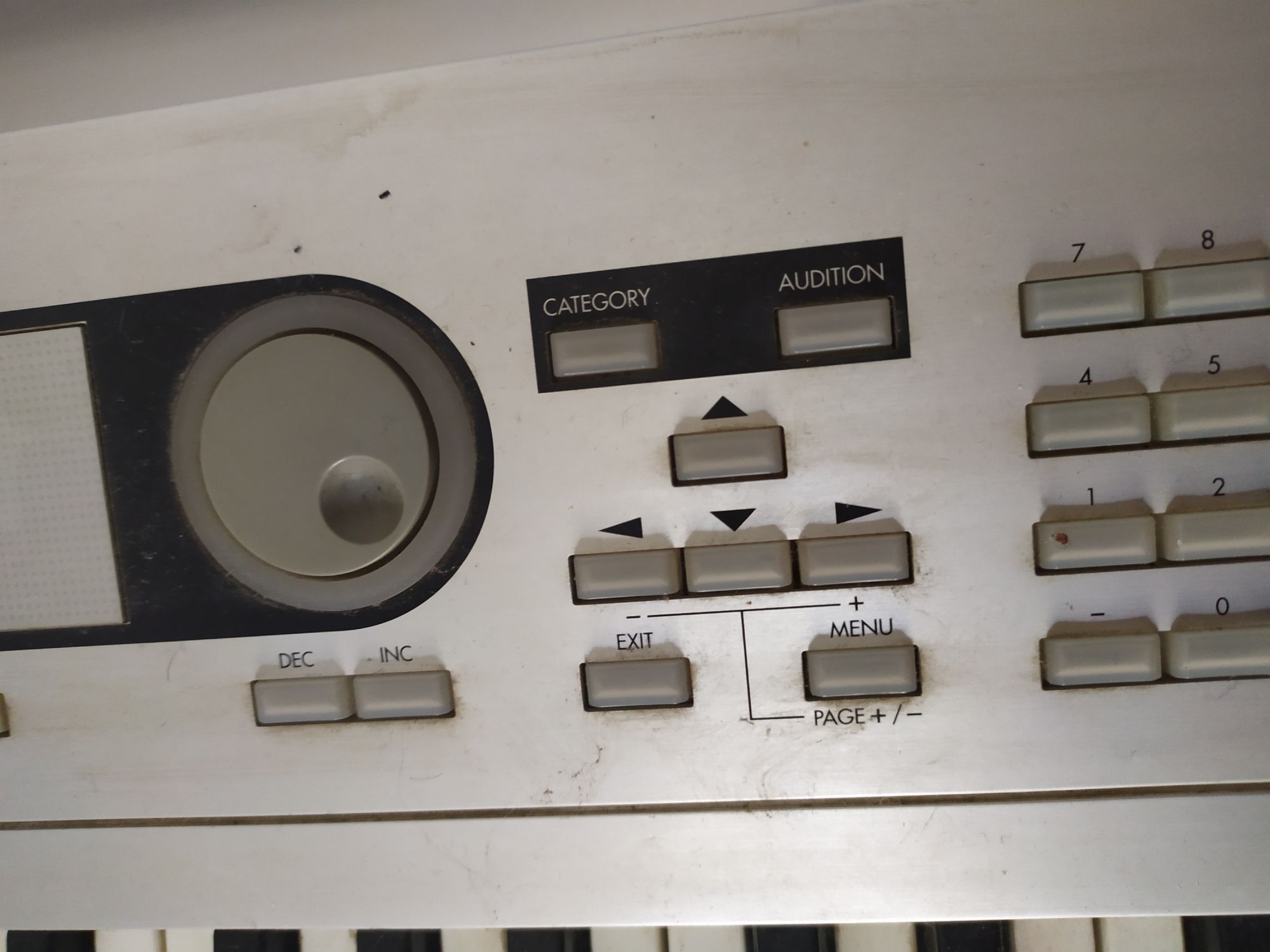 Синтезатор Korg Triton LE 76 клавиш
