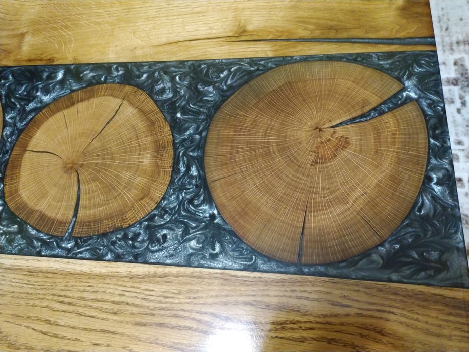 Stolik kawowy, dąb-żywica epoksydowa.