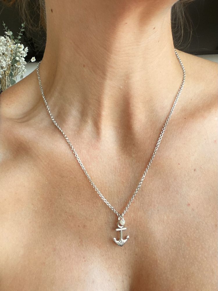 Colar em aço com âncora