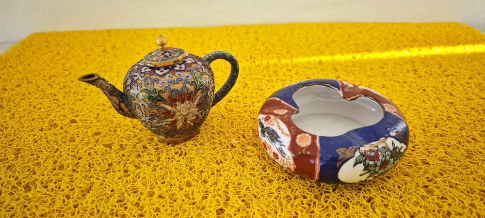 Bule em cloisonné e cinzeiro de cerâmica chinesa