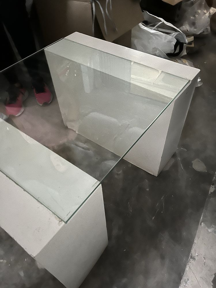 Mesa de centro rectangular, com dois pés e tampo de vidro