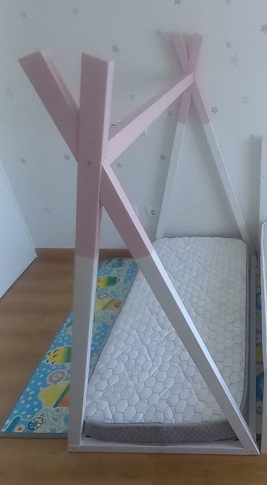 Cama montessori em forma de cabana + colchão à medida