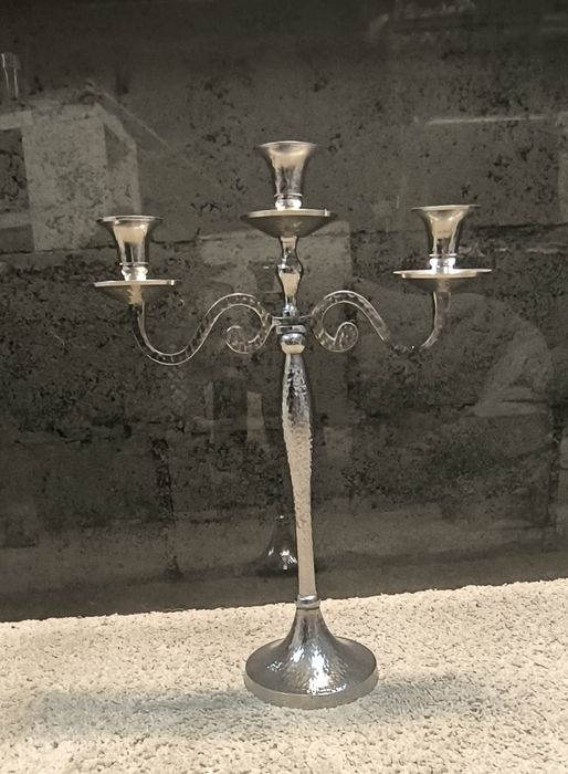 Belíssimo castiçal três lumes em metal, medidas: 44/30cm