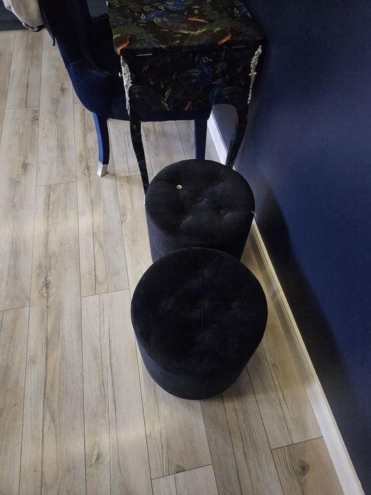 Pufa   pikowana czarna welurowa jak nowa .