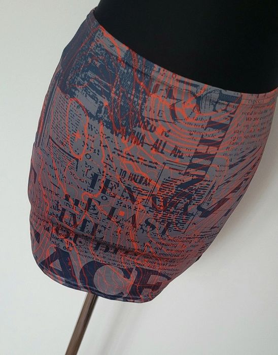 Nowa przepiękna dopasowana krótka spódniczka z seksownymi wycięciami