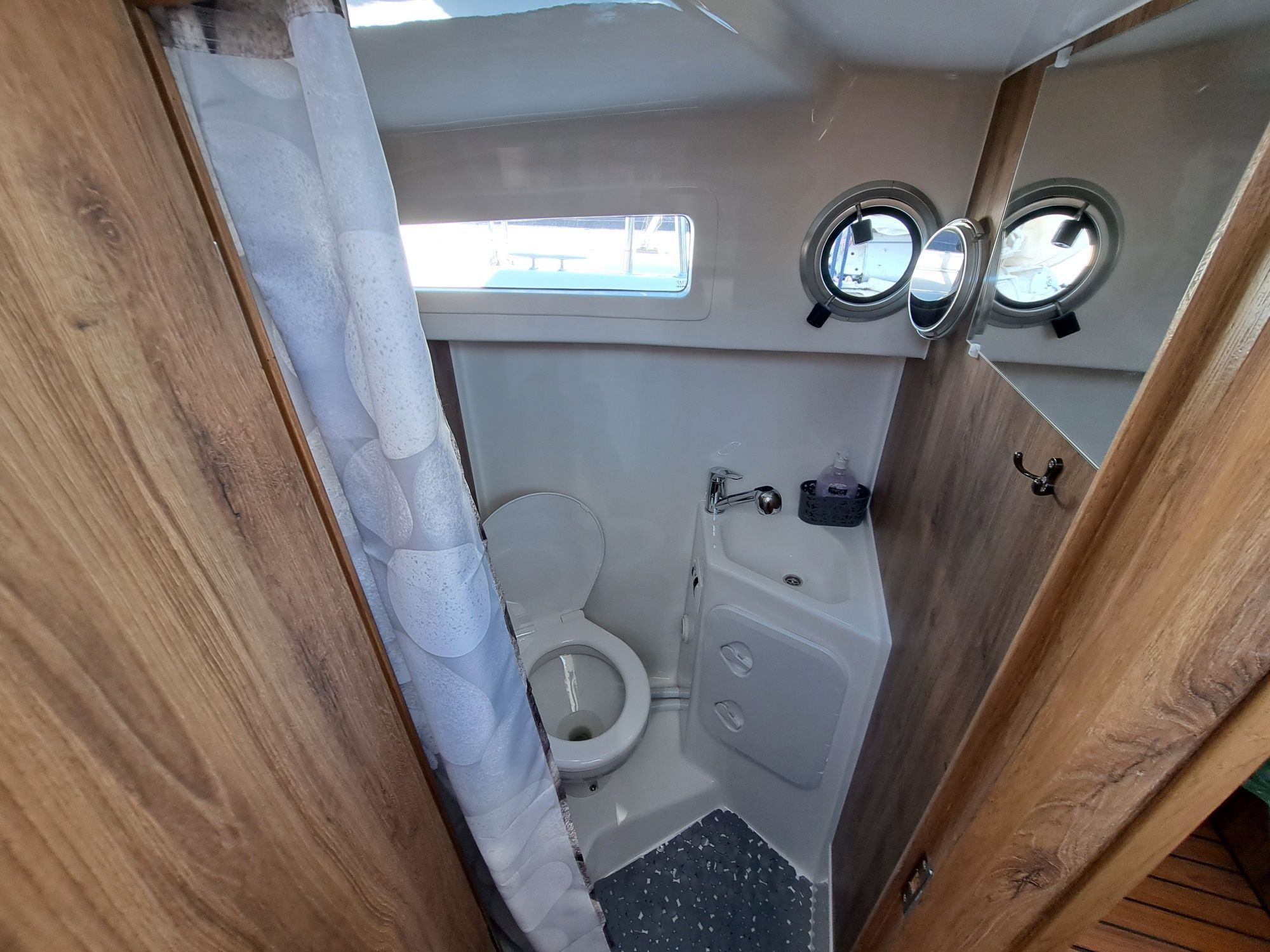 Czarter wynajem łodzi motorowej houseboat mazury bez patentu Quest 825