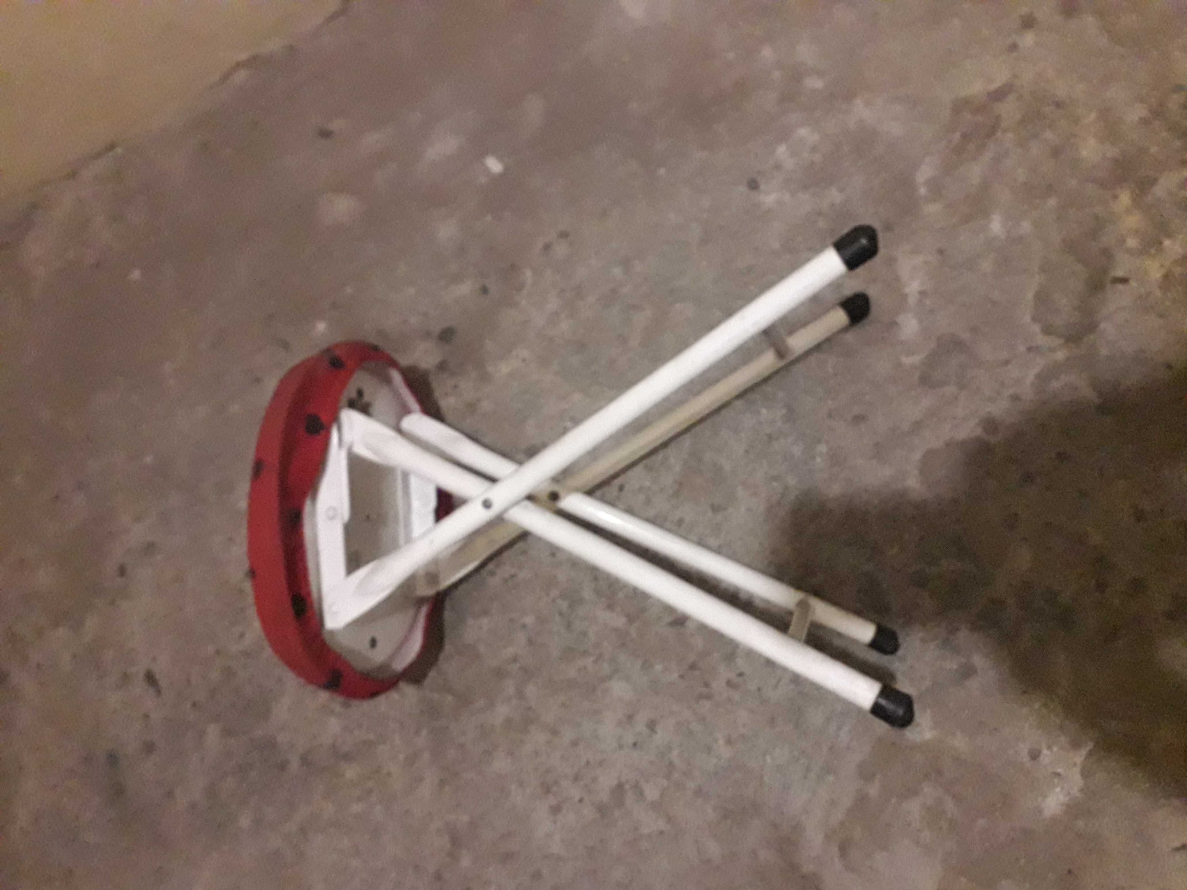 Taboret na metalowych lakierowanych na biało, składanych nóżkach
