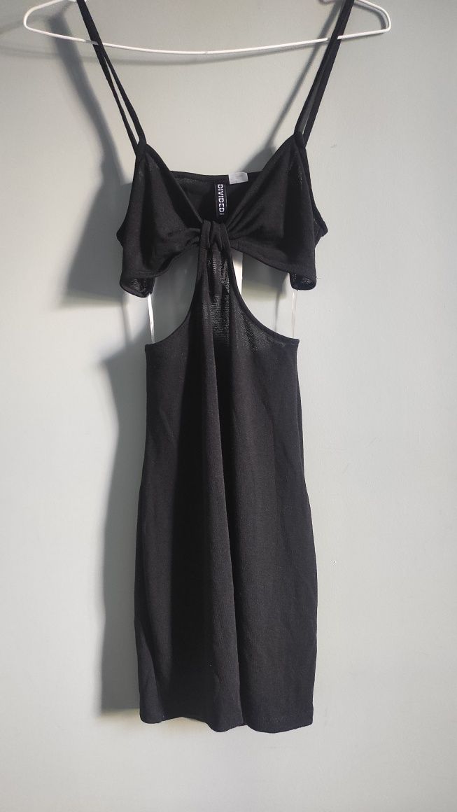 Czarna sukienka z wycięciami H&M S