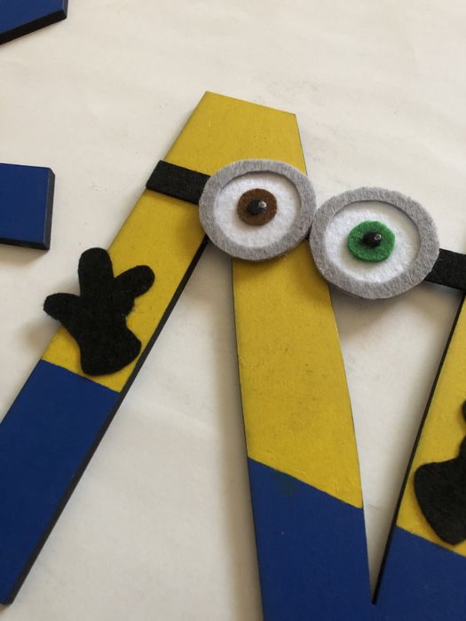 Vendo letras madeira decoração MINIONS