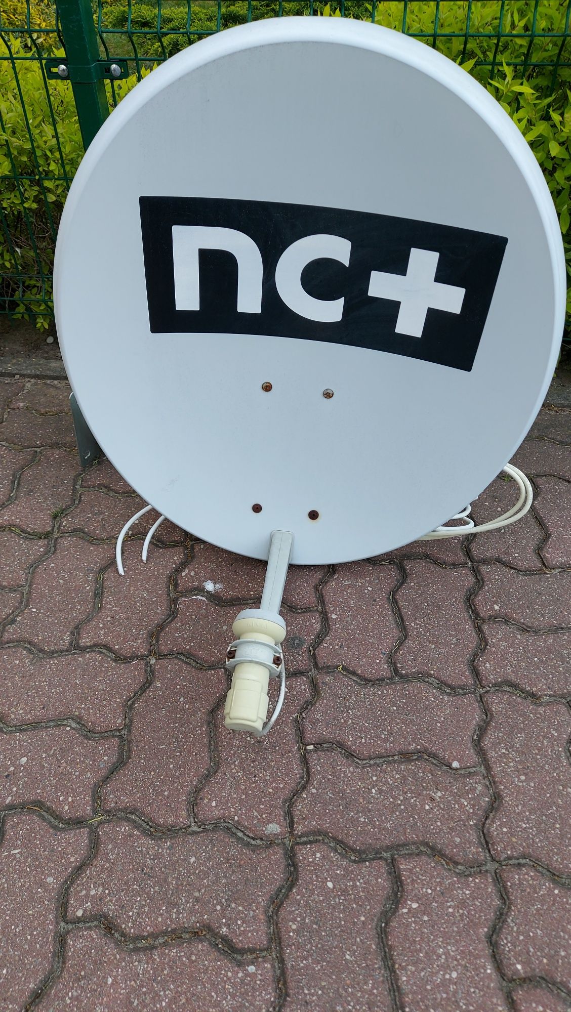 Antena satelitarna z uchwytem kątowym