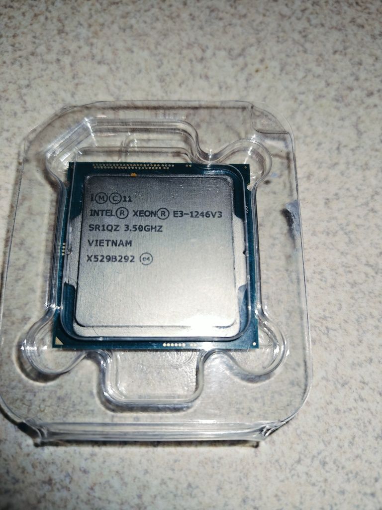 Intel Xeon 1246v3 з вбудованим відеоядром, аналог i7 4770.
