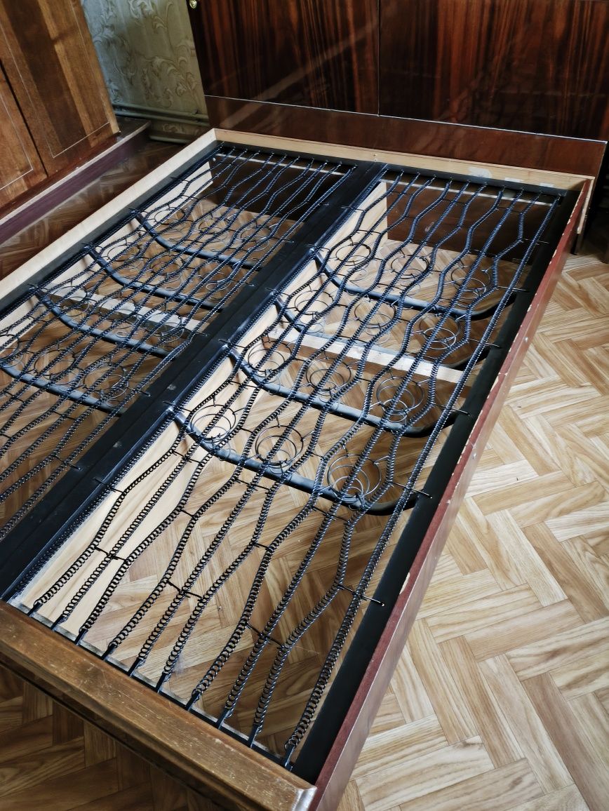 Продається двоспальне ліжко з тумбою, матрацом. Самовивіз.