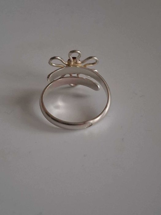 Pierścionek srebrny pr. 925 z bursztynem bałtyckim. Regulowany.