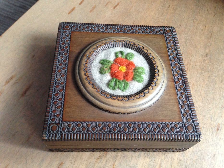 Ozdobna szkatułka drewniana z wyszywanym kwiatem.